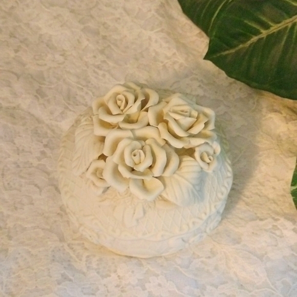 ⚜️ Vintage 3D Rose Porcelain Bisque Round Trinket/Jewelry Holder - Picture 3 of 12
